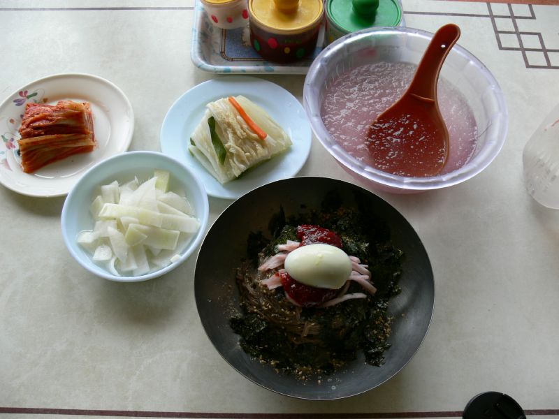 삶은 달걀을 올린 막국수와 동치미가 함께 놓인 음식 자료사진
