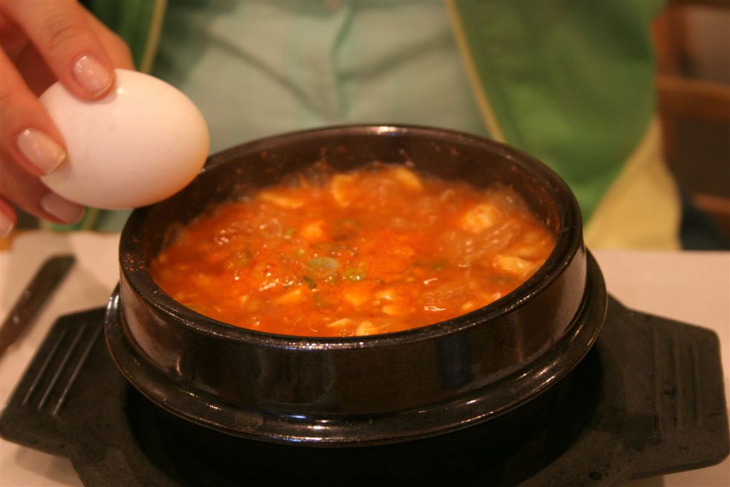 붉은 국물에 순두부가 담긴 뚝배기, 음식 종류를 보여주는 자료사진